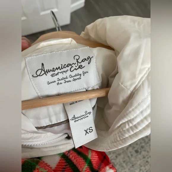 White vest with removable hoodie - Picture 4 of 4